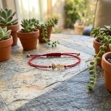 Гривна с червен конец и 14 карата златен елемент момиченце