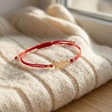 Гривна с червен конец и 14 карата златен елемент момиченце