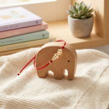 Гривна с червен конец и 14 карата златен елемент момче