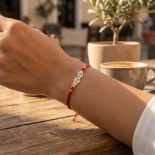 Гривна с червен конец и 14 карата златен елемент момче