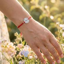 Гривна с червен конец и сребърен елемент с рождените данни на вашето бебе