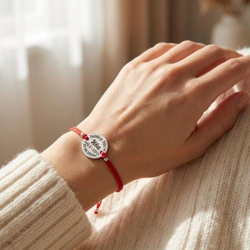 Гривна с червен конец и сребърен елемент с рождените данни на вашето бебе