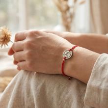 Гривна с червен конец и сребърен елемент с рождените данни на вашето бебе