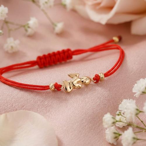 Гривна с червен конец и златен елемент ангелче