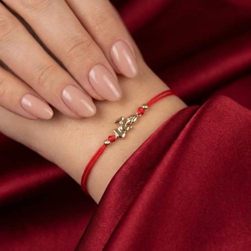 Гривна с червен конец и златен елемент ангелче