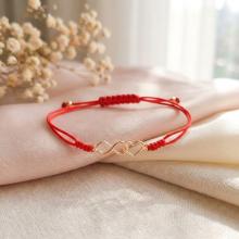 Гривна с червен конец и 14 карата златен елемент безкрайност и сърце