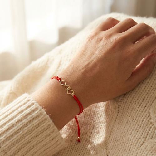 Гривна с червен конец и 14 карата златен елемент безкрайност и сърце