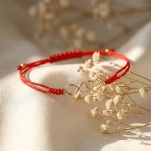 Гривна с червен конец и 14 карата златен елемент безкрайност и сърце