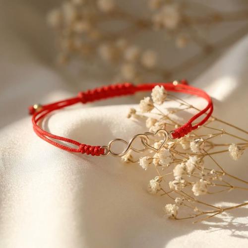 Гривна с червен конец и 14 карата златен елемент безкрайност и сърце
