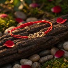 Гривна с червен конец и 14 карата златен елемент безкрайност и сърце