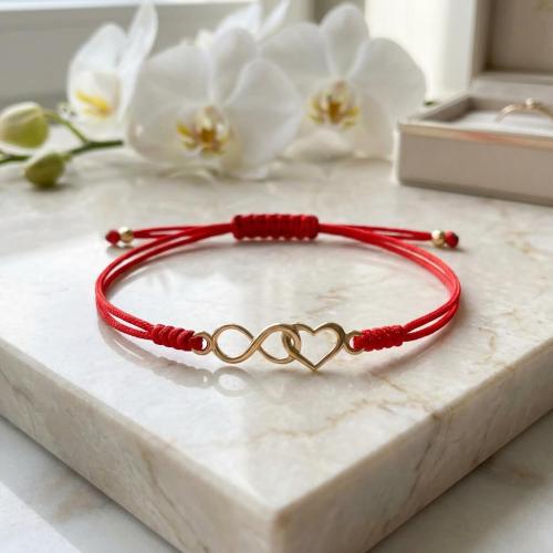 Гривна с червен конец и 14 карата златен елемент безкрайност и сърце