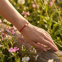 Гривна с червен конец и 14 карата златен елемент сърце Гривна с червен конец и 14 карата златен елемент сърце