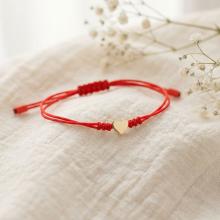 Гривна с червен конец и 14 карата златен елемент сърце Гривна с червен конец и 14 карата златен елемент сърце