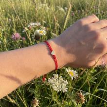 Гривна с червен конец и 14 карата златен елемент сърце Гривна с червен конец и 14 карата златен елемент сърце