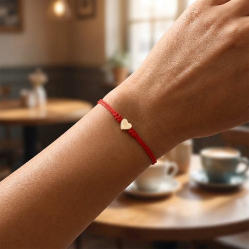 Гривна с червен конец и 14 карата златен елемент сърце