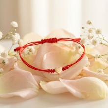 Гривна с червен конец и 14 карата златен елемент сърце Гривна с червен конец и 14 карата златен елемент сърце