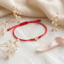 Гривна с червен конец и 14 карата златен елемент сърце Гривна с червен конец и 14 карата златен елемент сърце