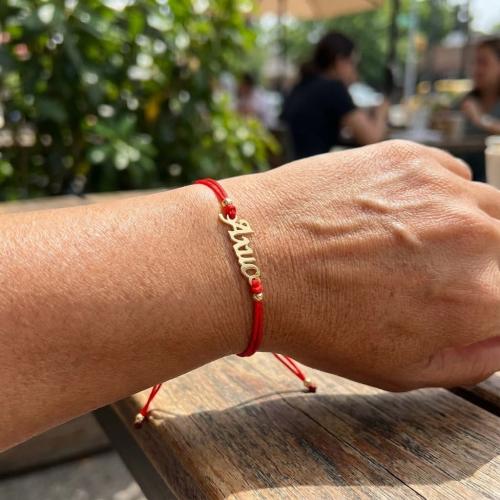 Гривна с червен конец и златно име по избор