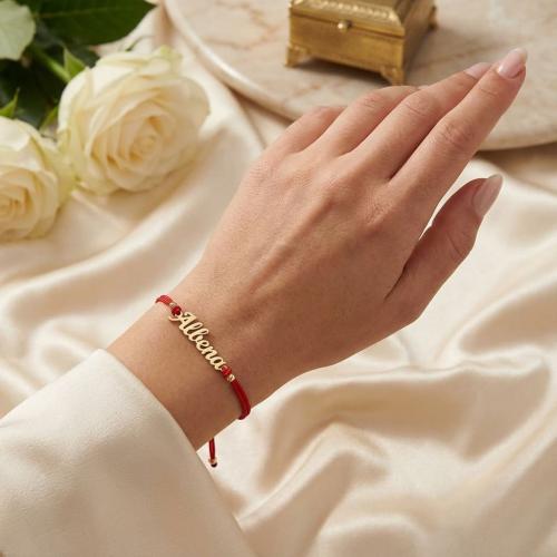 Гривна с червен конец и златно име по избор