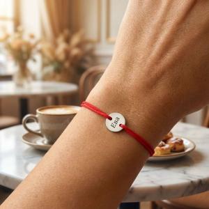 Гривна с червен конец и сребърно кръгче с гравиране по избор