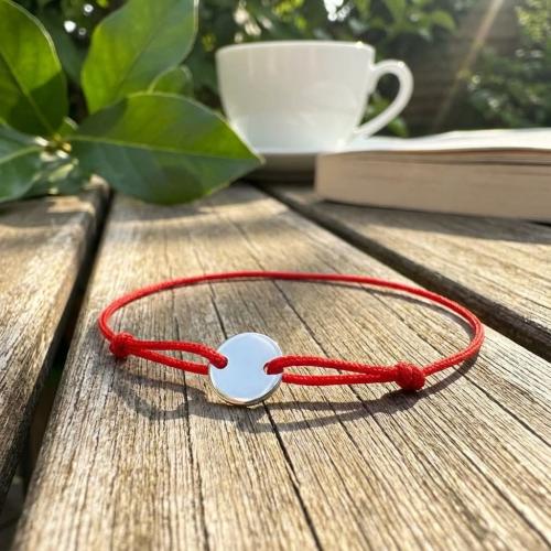 Гривна с червен конец и сребърно кръгче с гравиране по избор