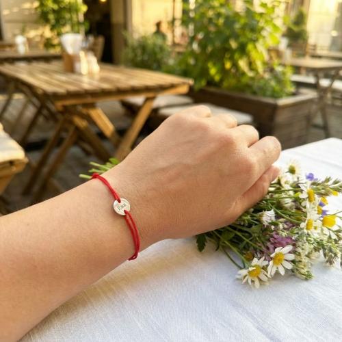 Гривна с червен конец и сребърно кръгче с гравиране по избор