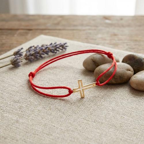 Гривна с червен конец и 14 карата златен елемент кръст 