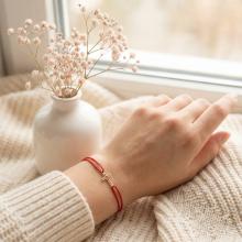 Гривна с червен конец и 14 карата златен елемент кръст Гривна с червен конец и 14 карата златен елемент кръст