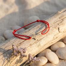 Гривна с червен конец и 14 карата златен елемент кръст Гривна с червен конец и 14 карата златен елемент кръст