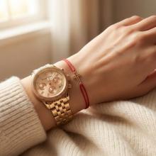 Гривна с червен конец и 14 карата златен елемент кръст Гривна с червен конец и 14 карата златен елемент кръст