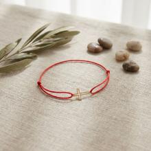 Гривна с червен конец и 14 карата златен елемент кръст Гривна с червен конец и 14 карата златен елемент кръст