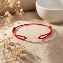 Гривна с червен конец и 14 карата златен елемент кръст Гривна с червен конец и 14 карата златен елемент кръст