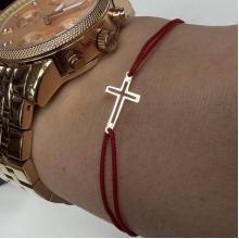 Гривна с червен конец и 14 карата златен елемент кръст Гривна с червен конец и 14 карата златен елемент кръст