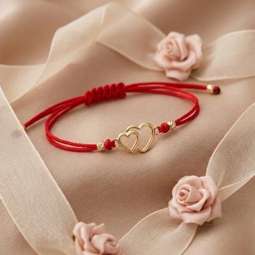 Гривна с червен конец и златен елемент две сърца Гривна с червен конец и златен елемент две сърца