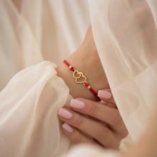 Гривна с червен конец и златен елемент две сърца Гривна с червен конец и златен елемент две сърца