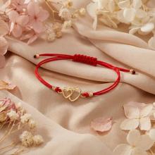 Гривна с червен конец и златен елемент две сърца Гривна с червен конец и златен елемент две сърца