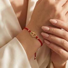 Гривна с червен конец и златен елемент две сърца Гривна с червен конец и златен елемент две сърца