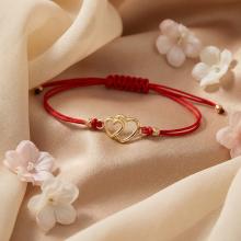 Гривна с червен конец и златен елемент две сърца Гривна с червен конец и златен елемент две сърца