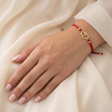 Гривна с червен конец и златен елемент две сърца Гривна с червен конец и златен елемент две сърца