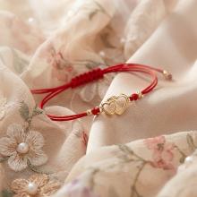 Гривна с червен конец и златен елемент две сърца Гривна с червен конец и златен елемент две сърца