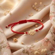 Гривна с червен конец и златен елемент две сърца Гривна с червен конец и златен елемент две сърца