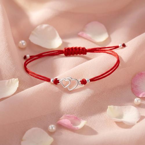 Гривна с червен конец и сребърен елемент две сърца