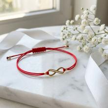 Гривна с червен конец и 14 карата златен елемент безкрайност Гривна с червен конец и 14 карата златен елемент безкрайност