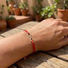 Гривна с червен конец и 14 карата златен елемент безкрайност Гривна с червен конец и 14 карата златен елемент безкрайност