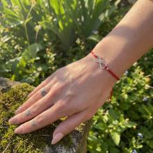 Гривна с червен конец и 14 карата златен елемент безкрайност Гривна с червен конец и 14 карата златен елемент безкрайност