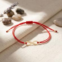 Гривна с червен конец и 14 карата златен елемент безкрайност Гривна с червен конец и 14 карата златен елемент безкрайност