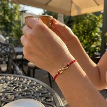 Гривна с червен конец и 14 карата златен елемент безкрайност Гривна с червен конец и 14 карата златен елемент безкрайност