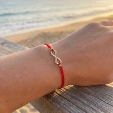 Гривна с червен конец и 14 карата златен елемент безкрайност Гривна с червен конец и 14 карата златен елемент безкрайност