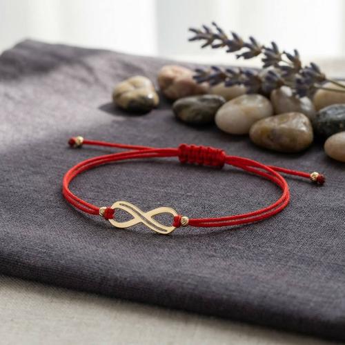 Гривна с червен конец и 14 карата златен елемент безкрайност