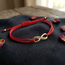 Гривна с червен конец и 14 карата златен елемент безкрайност Гривна с червен конец и 14 карата златен елемент безкрайност